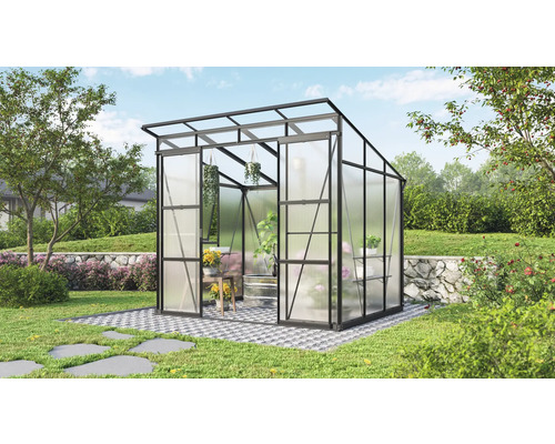Gewächshaus mit Pflanzen im Garten