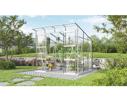 Gewächshaus mit Pflanzen im Garten