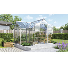 Gewächshaus mit Pflanzen im Garten