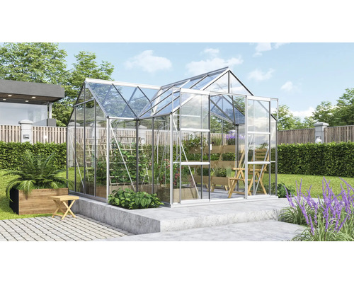 Gewächshaus mit Pflanzen im Garten