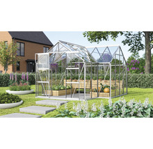 Gewächshaus im Garten mit Bepflanzung