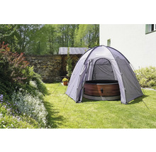 Szene im Garten mit Zelt und Badefass