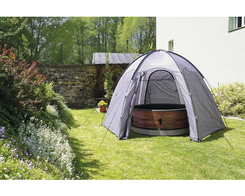 Szene im Garten mit Zelt und Badefass