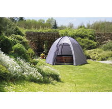Garten mit aufgestelltem Whirlpool im Zelt