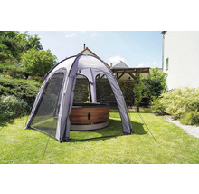 Aufbau eines Spas mit Pavillon im Garten.