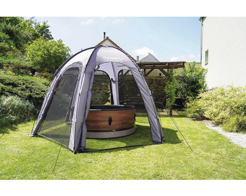 Aufbau eines Spas mit Pavillon im Garten.