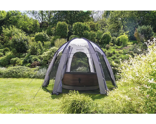 Aufgebautes Whirlpool-Zelt im Garten