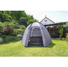 Outdoor-Szene mit aufgestelltem Whirlpoolzelt im Gartenbereich