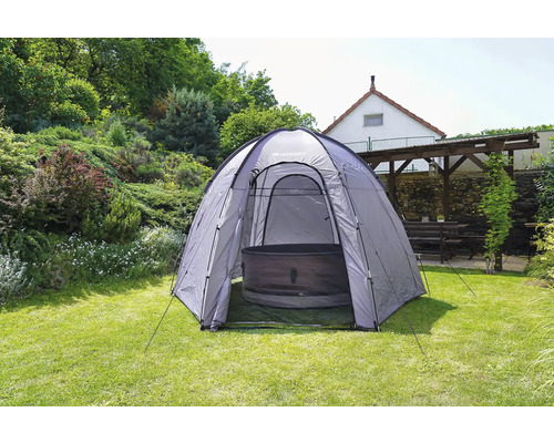 Outdoor-Szene mit aufgestelltem Whirlpoolzelt im Gartenbereich