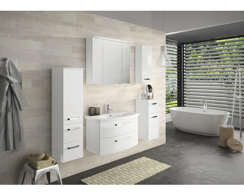 Helles Badezimmer mit weißem Waschtisch, Spiegelschrank, Hochschrank und Badewanne