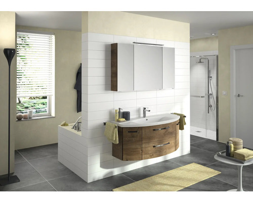 Helles Badezimmer mit Waschbeckenunterschrank, Spiegelschrank, Badewanne und Dusche.