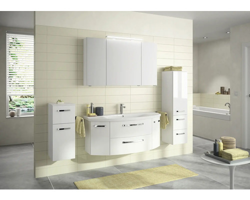 Helles Badezimmer mit Waschbeckenunterschrank, Spiegelschrank und Hochschrank