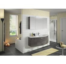 Helles Badezimmer mit Waschtisch, Spiegelschrank, Badewanne und Dusche