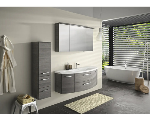 Badezimmer mit Waschtischunterschrank, Spiegelschrank und Hochschrank