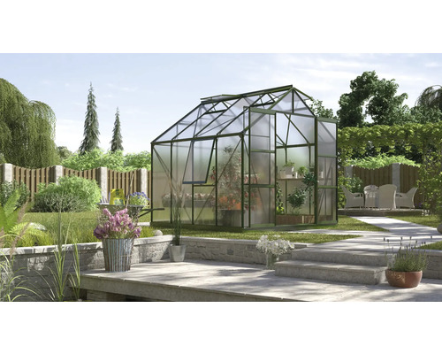 Gewächshaus Vitavia Jupiter 6700 Hohlkammerplatten 6 mm 257x258 cm smaragd Gewächshaus im Garten mit Pflanzen und Gartenmöbeln