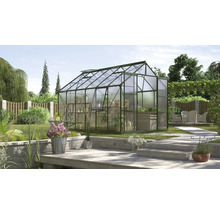 Gewächshaus im Garten mit Pflanzenregalen und Sitzbereich