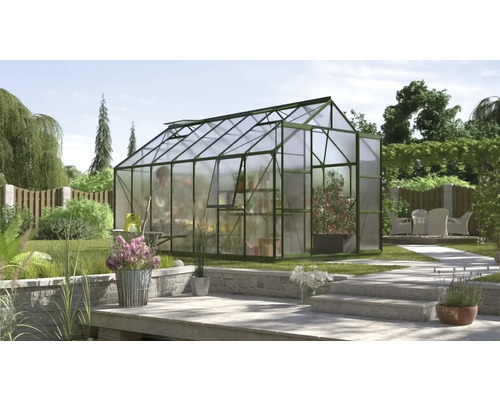 Gewächshaus Vitavia Jupiter 11500 Hohlkammerplatten 6 mm 257x445 cm smaragd Gewächshaus im Garten mit Pflanzenregalen und Gartengeräten.