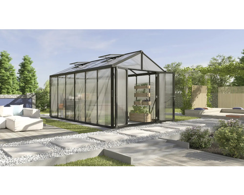 Gewächshaus mit geöffneter Tür in einem Garten mit Sitzbereich und Pflanzen