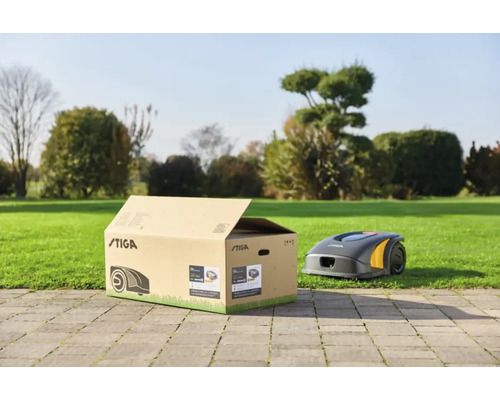 Stiga Logo. Verpackter und ausgepackter Rasenmähroboter auf Rasenfläche.