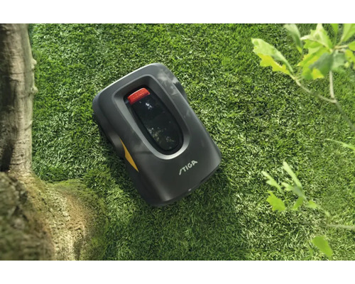 Stiga Mähroboter auf Rasen neben Baum