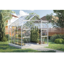 Gewächshaus mit Pflanzen im Garten
