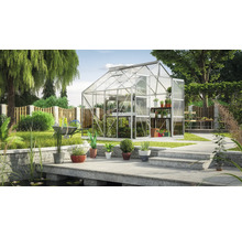 Gartenszene mit Gewächshaus, Pflanzen und Gartenzubehör