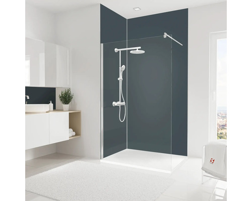 Modernes Badezimmer mit begehbarer Dusche, Duscharmatur und Waschtisch