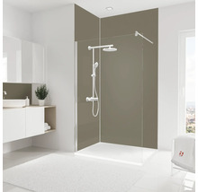 Helles Badezimmer mit Dusche, Waschtisch und Handtuch