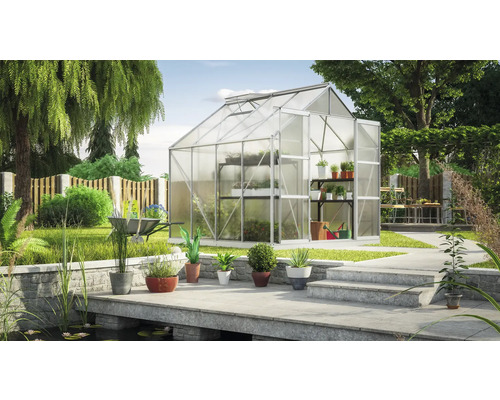 Gartenszene mit Gewächshaus, Pflanzen und Gartenzubehör