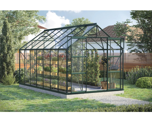 Gewächshaus mit Pflanzen im Garten.