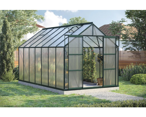 Gewächshaus mit Aluminiumrahmen und transparenten Wänden im Garten