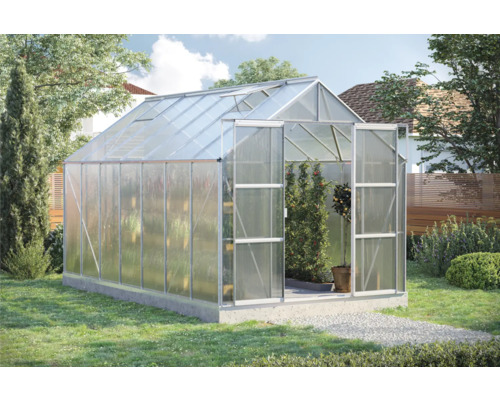 Gewächshaus mit geöffneten Türen im Garten