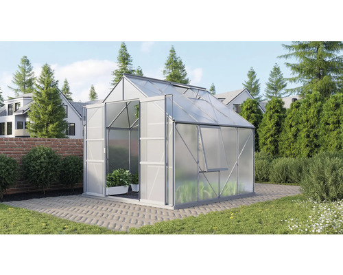 Gewächshaus mit geöffneter Tür in einem Garten.