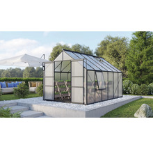 Gewächshaus im Garten mit geöffneter Tür und Fenster.