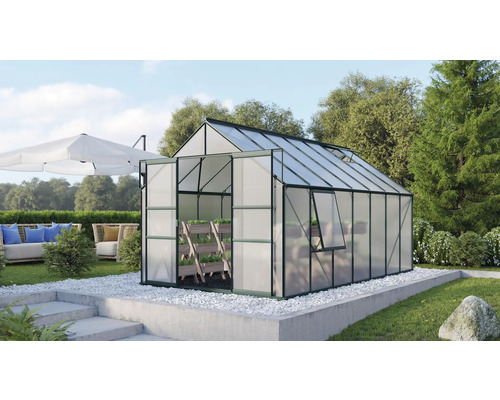 Gewächshaus Vitavia Meridian 2 11500 Hohlkammerplatten 6 mm 257x445 cm smaragd Gewächshaus mit geöffneter Tür und Fenster im Garten.