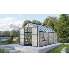Gewächshaus mit geöffneter Tür und Regal im Garten