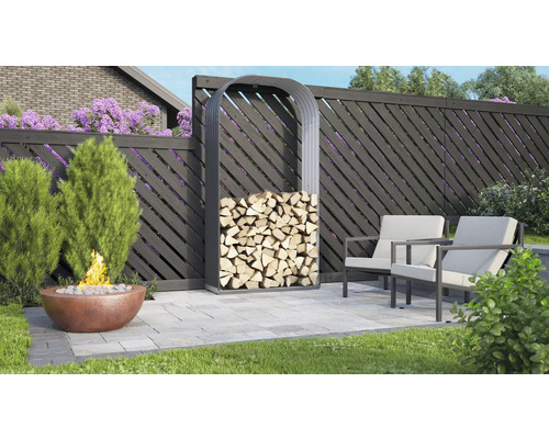 Außenbereich mit Feuerstelle, Brennholzregal und Gartenmöbeln