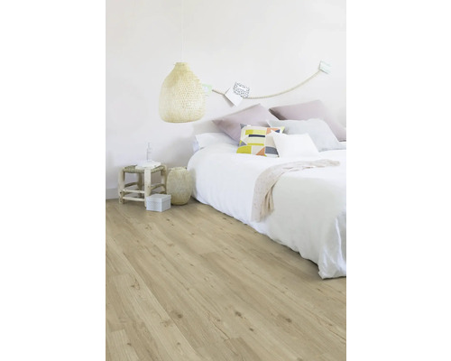 Schlafzimmer mit Bett und hellem Holzboden