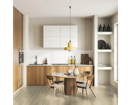 Helle Küche mit Holzelementen, Esstisch und Regalen