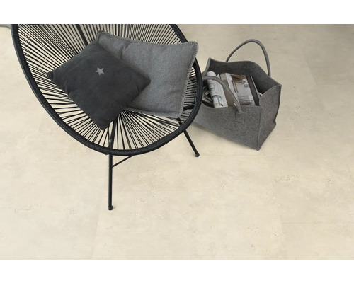 Szene mit einem Stuhl mit Kissen und einer Tasche