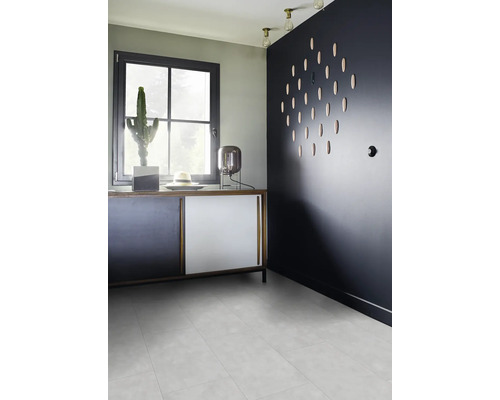 Innenraum mit Kommode, Dekoration und Wandelementen