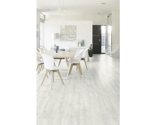 Heller Wohnraum mit Esstisch und hellem Holzboden.