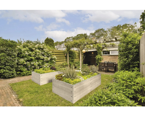 Garten mit zwei Hochbeeten aus Holz auf Rasenfläche.