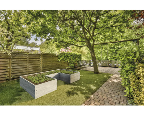 Garten mit Hochbeeten, Holzzaun, Terrasse und Grünpflanzen