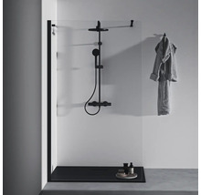 Duschkabine mit schwarzer Duscharmatur, Duschwanne und Handtuch