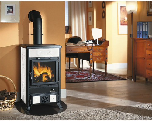 Kaminofen im Wohnraum mit Schreibtisch und Kommode