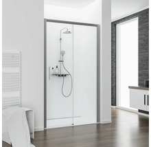 Badezimmer mit Dusche mit Schiebetür, Duscharmatur und Handtuchwärmer