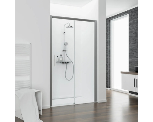 Badezimmer mit Dusche mit Schiebetür, Duscharmatur und Handtuchwärmer