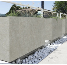 Pflanzkästen aus Stein mit Dekosteinen und Pflanzen