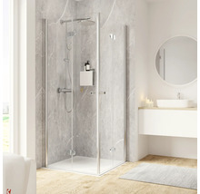 Eckdusche mit transparenter Duschwand im Badezimmer